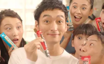 草なぎ剛 「1本満足バー」新CM、森脇健児とはっちゃけダンス魅せる