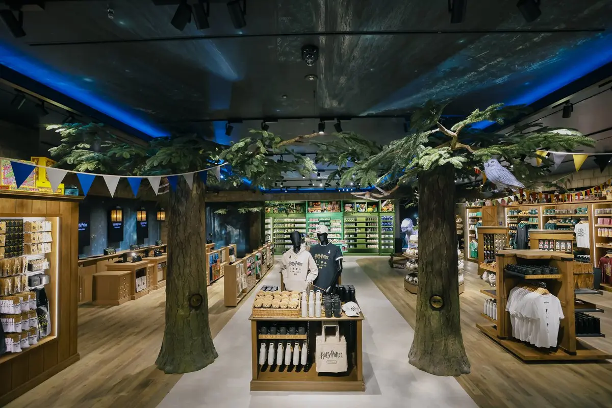 大樹とフクロウや魔法生物が出迎えるエントランス