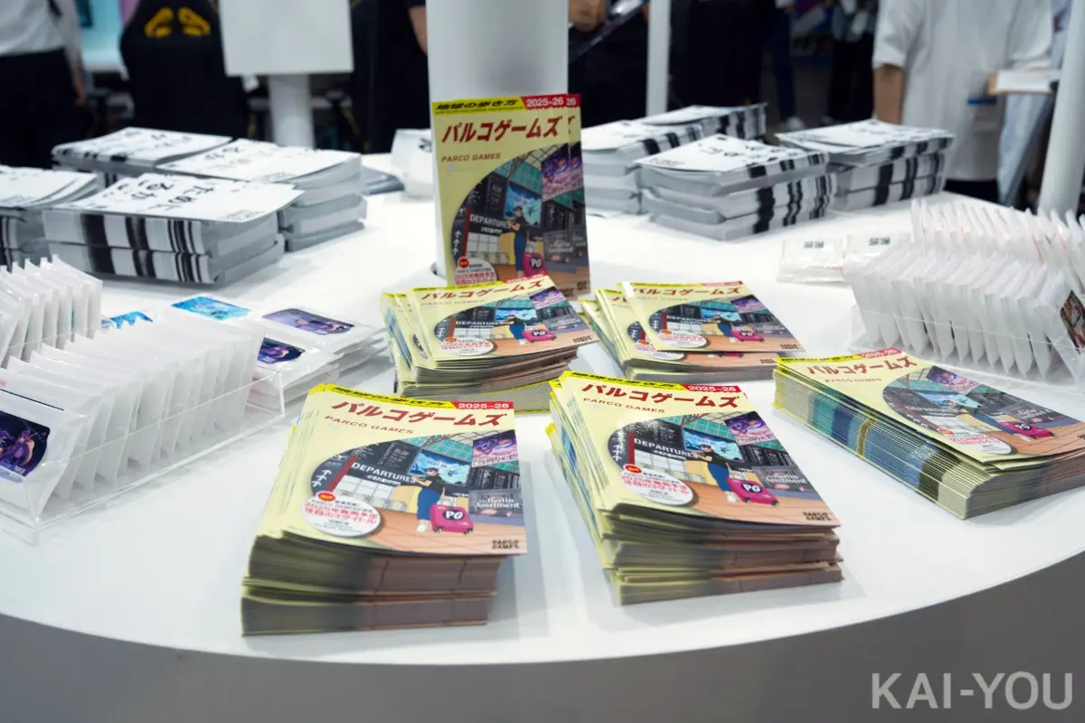 ブースのコンセプトは“エアポート”。ガイドブック『地球の歩き方』とコラボしたリーフレットも頒布されていた
