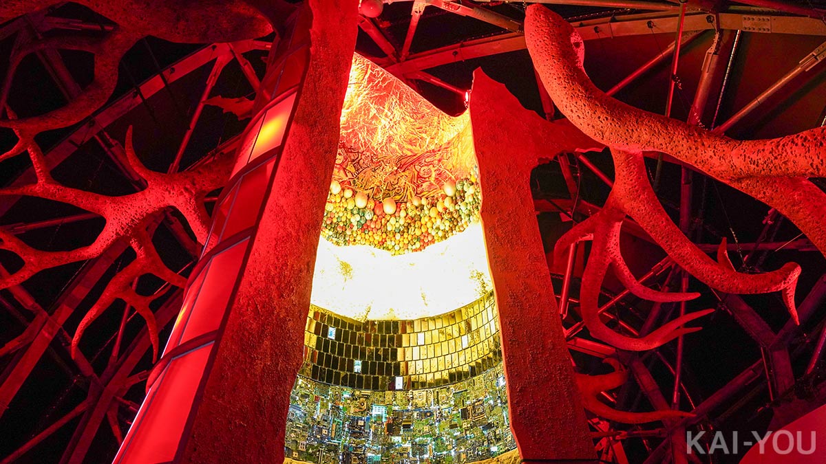 巨大オブジェ「生命進化の樹」