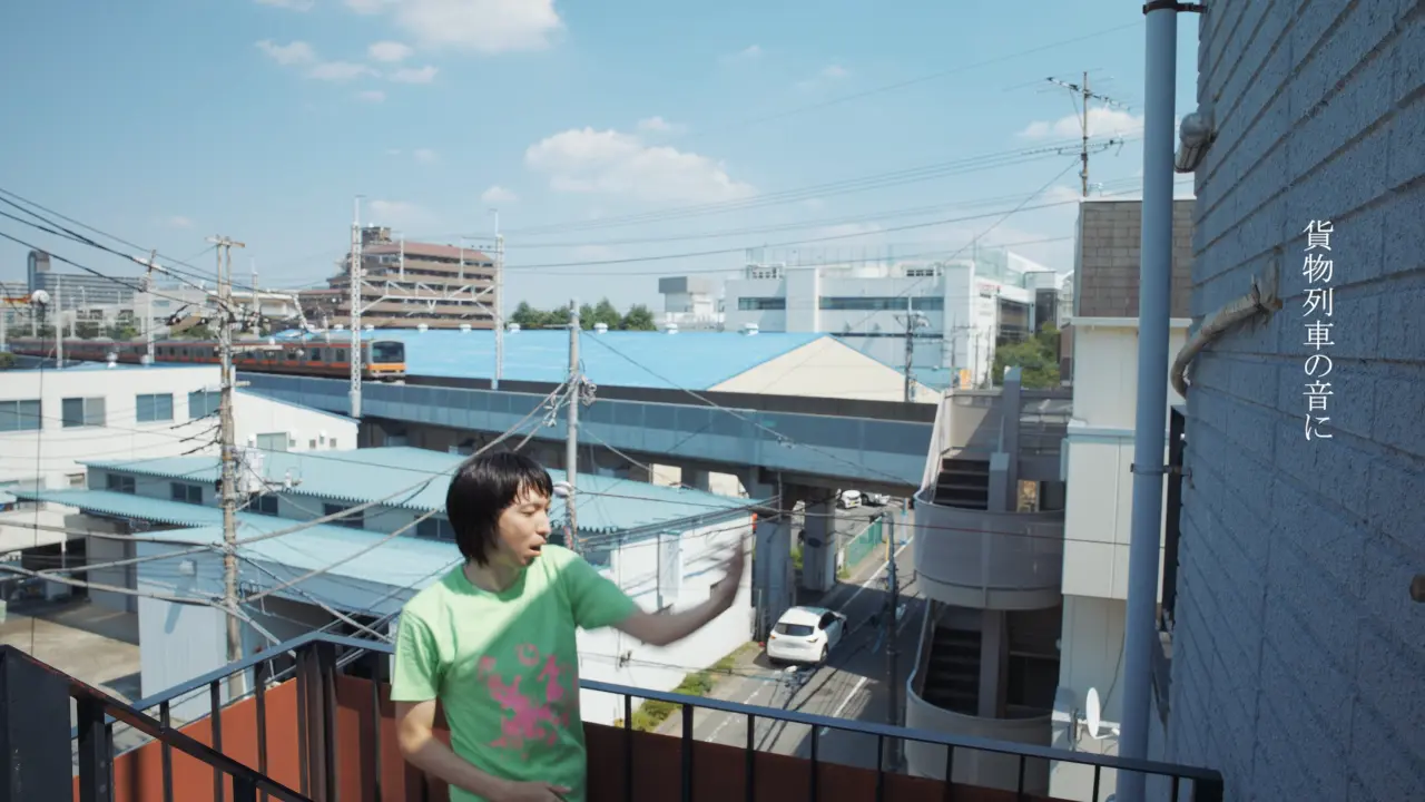 奥を通る電車が武蔵野線