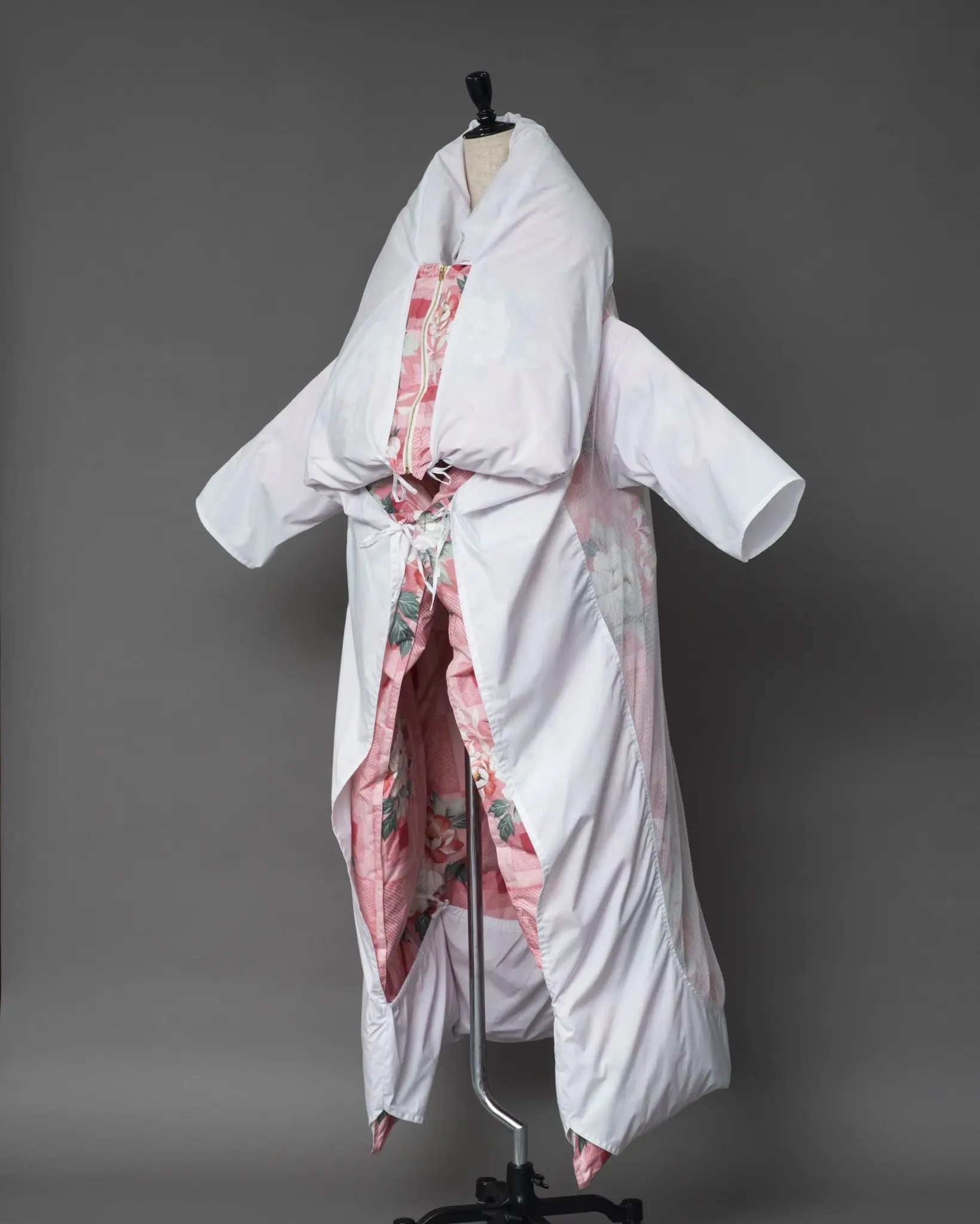 お布団から出なくてもお出かけ可能！ クールなお布団ダウンジャケットが誕生