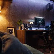 部屋をやさしく照らす間接照明