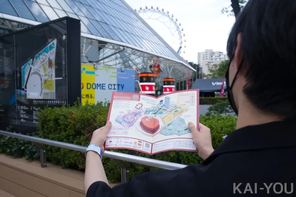 「QuizKnockのおせっかいラジオ〜シティ回遊ボイスラリー〜」を楽しむインタビュアー