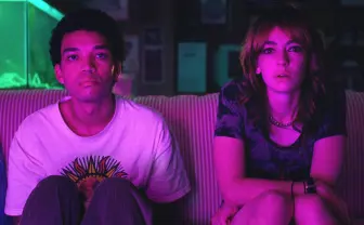 A24の新作青春スリラー『テレビの中に入りたい』Tシャツが発売 国内限定300枚