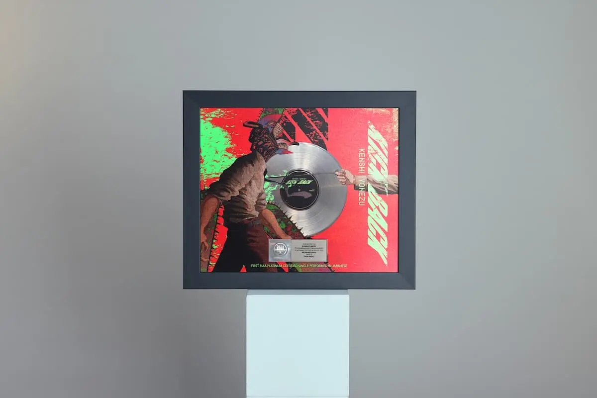 プラチナ認定のロゴと共に飾られる「KICK BACK」ジャケット