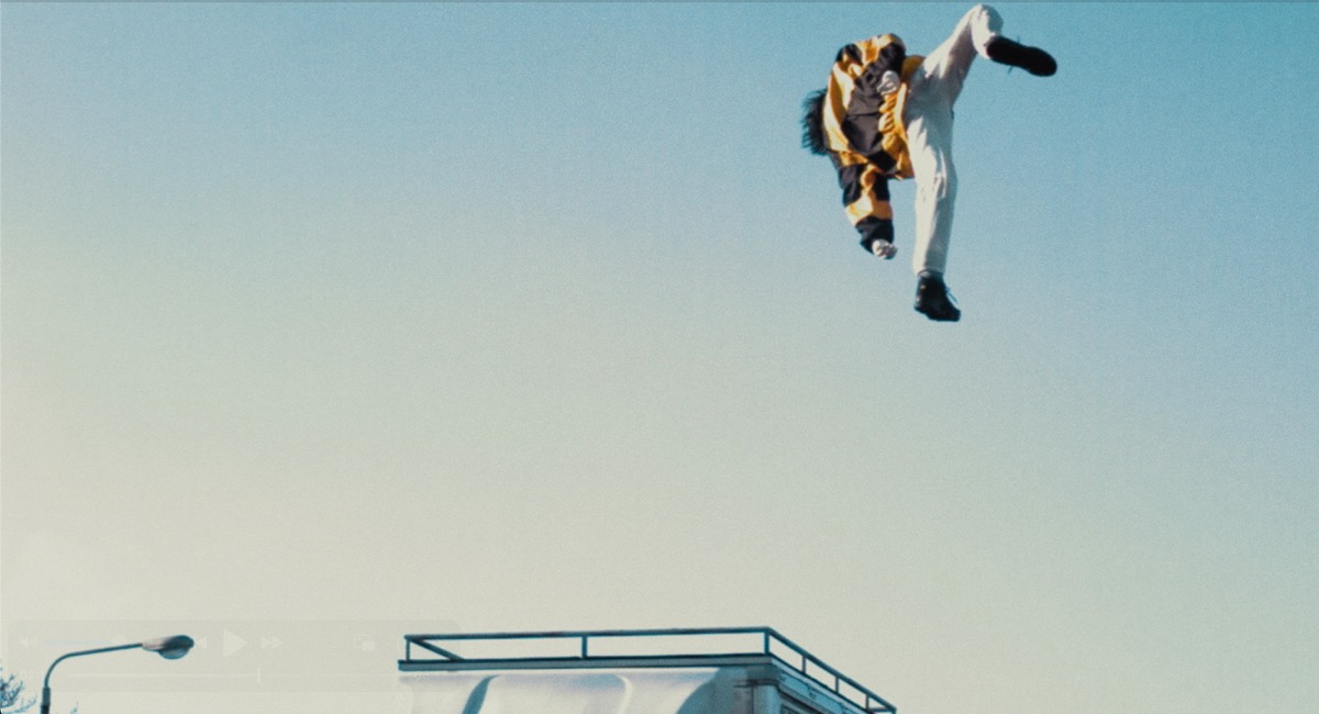 「KICK BACK」MV場面写真5