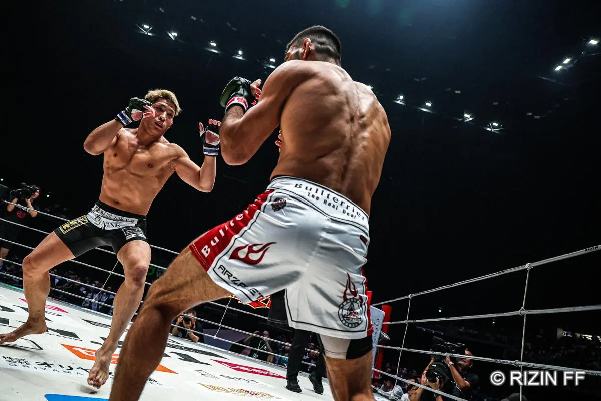 ライト級タイトルマッチ ホベルト・サトシ・ソウザ vs. 堀江圭功