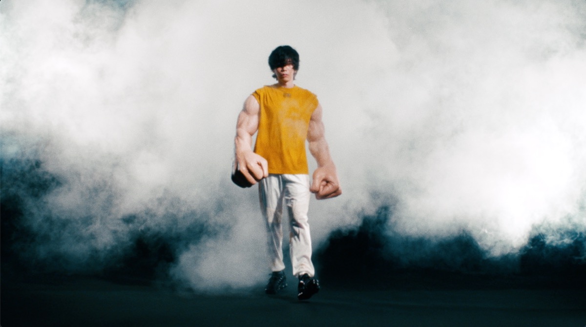 「KICK BACK」MV場面写真2