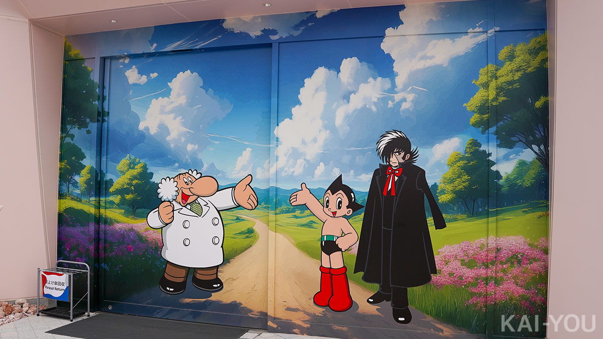 パビリオンの扉では鉄腕アトム、お茶の水博士、ブラック・ジャックがお出迎え