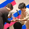 優勝トロフィーを有働英永さんに授与する伊沢拓司さん