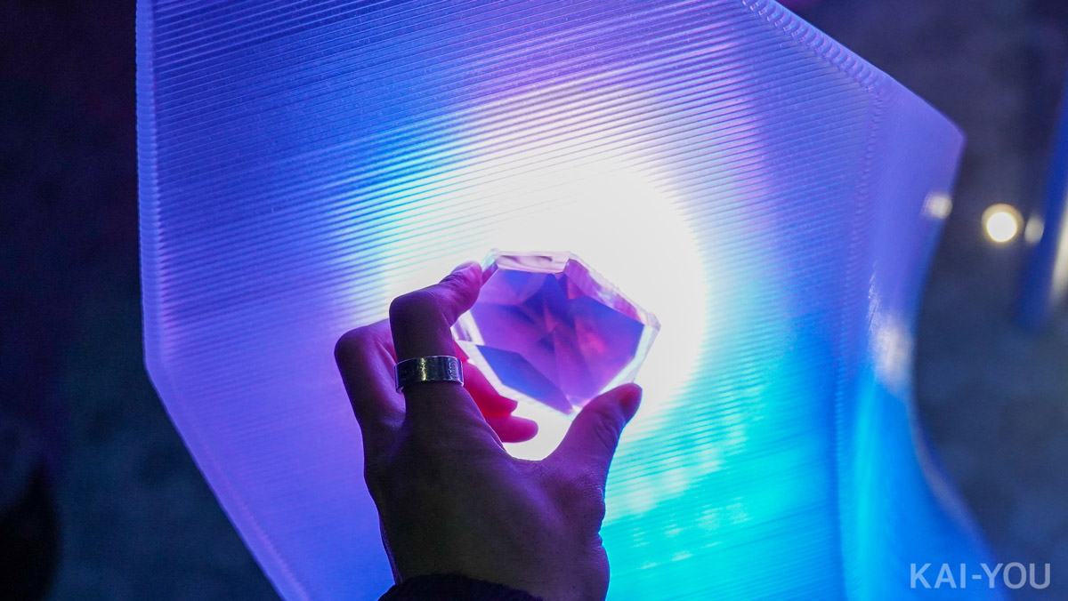 結晶をかざすことで音や光が広がる装置