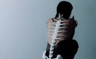 海外発「スケルトン人魚」の装身具に息を呑む──背中に纏うリアルな人魚骨格