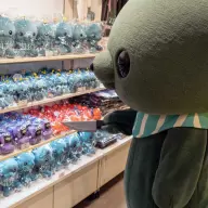 何かが気に食わなかったのか、ぬいぐるみに包丁をつきつけるタマ