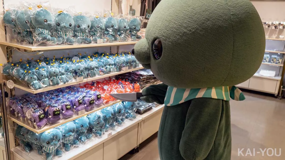 何かが気に食わなかったのか、ぬいぐるみに包丁をつきつけるタマ