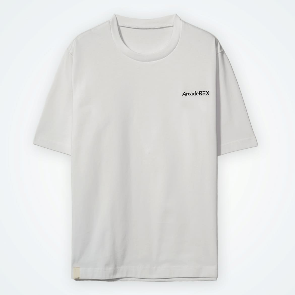 エンブロイダリーロゴ ショートスリーブTシャツ：¥6,600（税込）