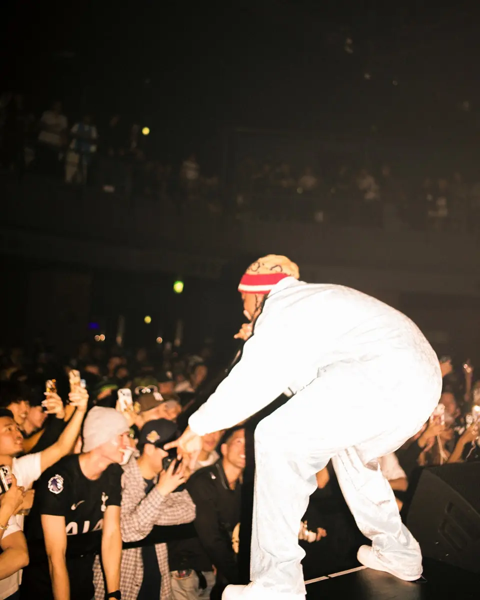 「and supported by Ploom」2