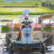 田植機に挑戦するPeaky Hikersのアルピナさん