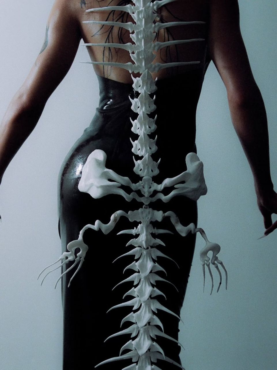 「Biomechanical Siren Skeleton」／画像は&lt;a href=&quot;https://www.instagram.com/p/DP9Gh7tDJEJ&quot; target=&quot;_blank&quot;&gt;Instagram&lt;/a&gt;より