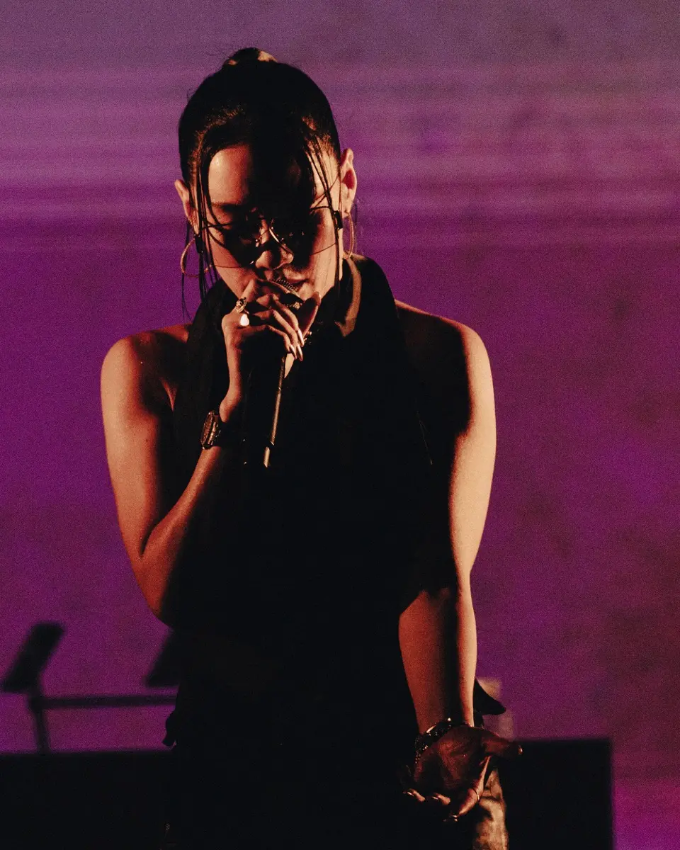 「and supported by Ploom」10