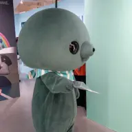 「ほらよ」と言わんばかりにお土産を差し出すタマ