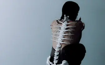 海外発「スケルトン人魚」の装身具に息を呑む──背中に纏うリアルな人魚骨格