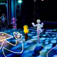 ダンスフロアで踊りまわる2人／画像はピーナッツくん公式Xから