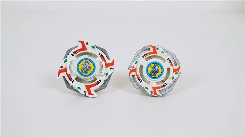 第1世代『爆転シュート ベイブレード』当時品（写真左）と第4世代『BEYBLADE X』復刻版（写真右）