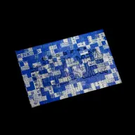 エンボス加工により傾けると浮かび上がるタイトル