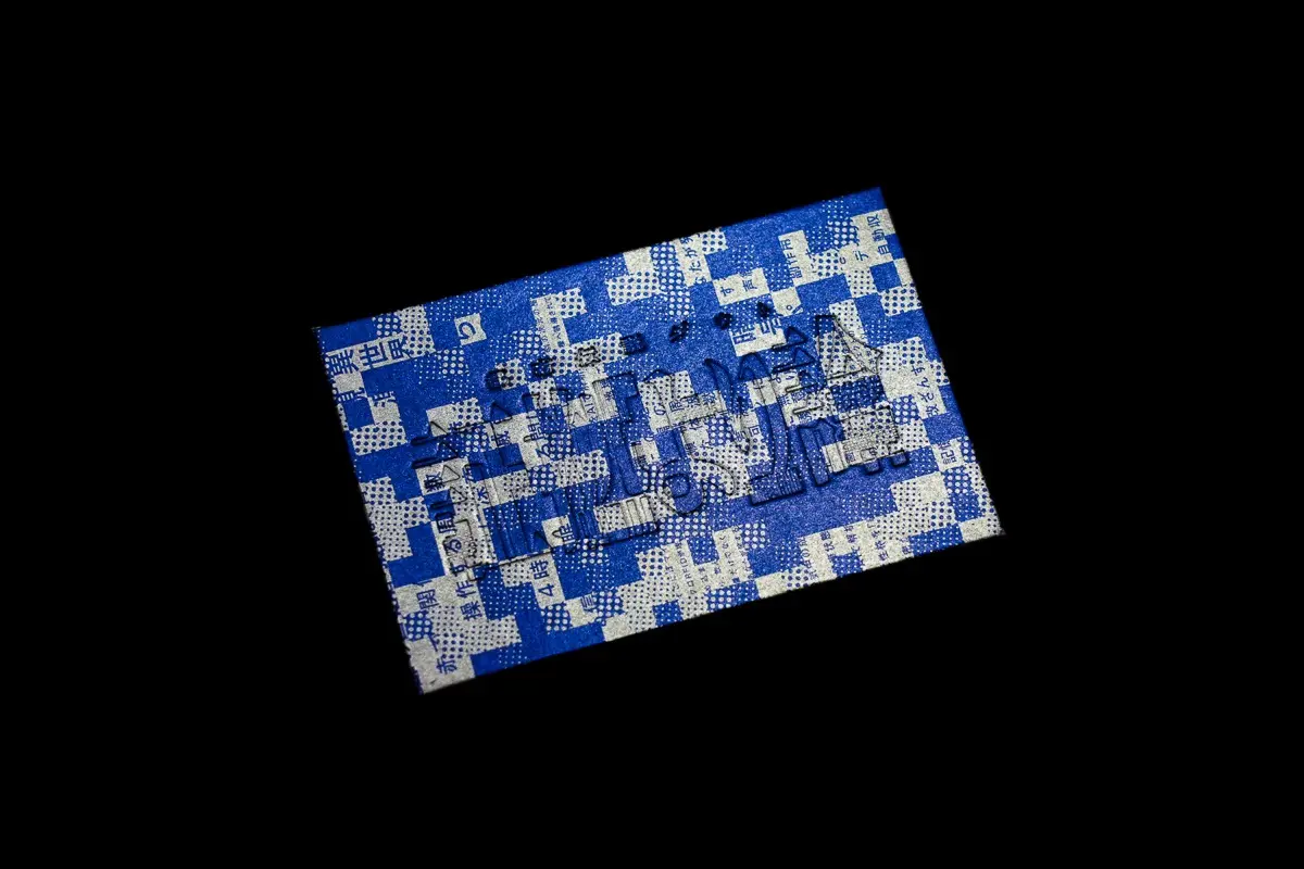 エンボス加工により傾けると浮かび上がるタイトル