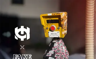 ステッカーだらけの押しボタン箱フィギュアが爆ポップ！ ゆうたONE×FAKETOYがコラボ