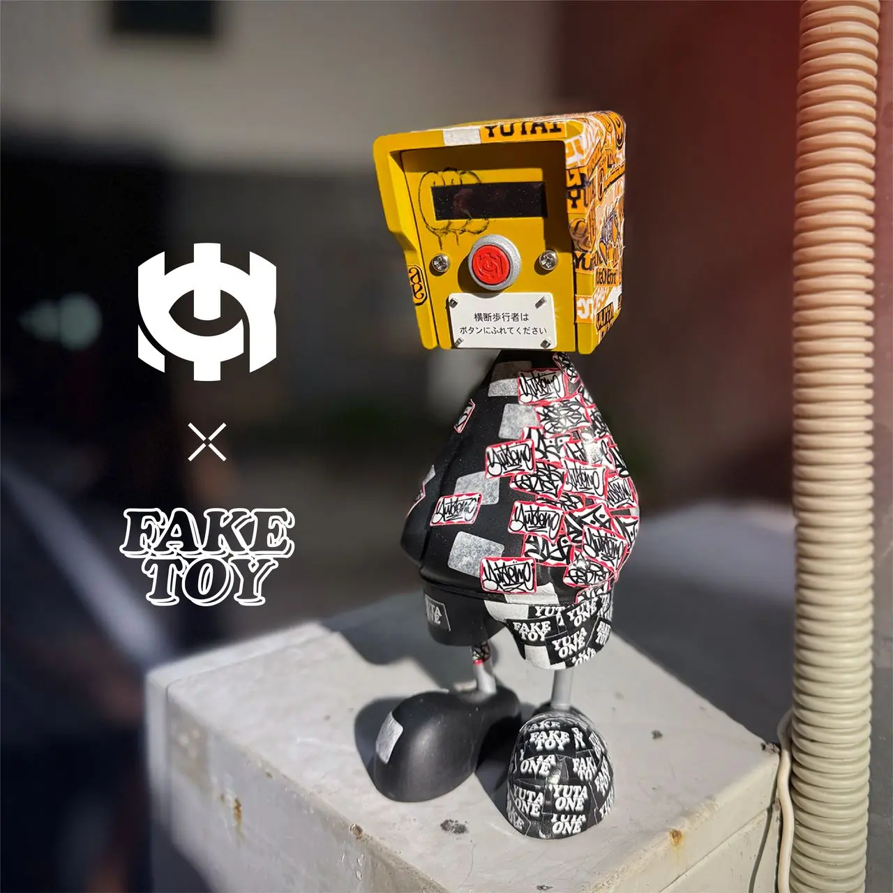 ステッカーだらけの押しボタン箱フィギュアが爆ポップ！ ゆうたONE×FAKETOYがコラボ