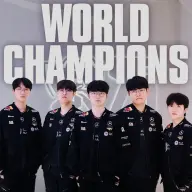 『LoL』史上初の世界大会3連覇を果たしたT1のメンバー／画像は<a href="https://x.com/lolesports_jp/status/1987493207392014447" target="_blank">公式X</a>より