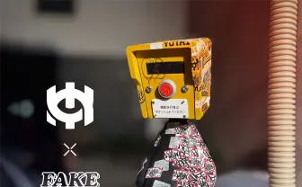 ステッカーだらけの押しボタン箱フィギュアが爆ポップ！ ゆうたONE×FAKETOYがコラボ