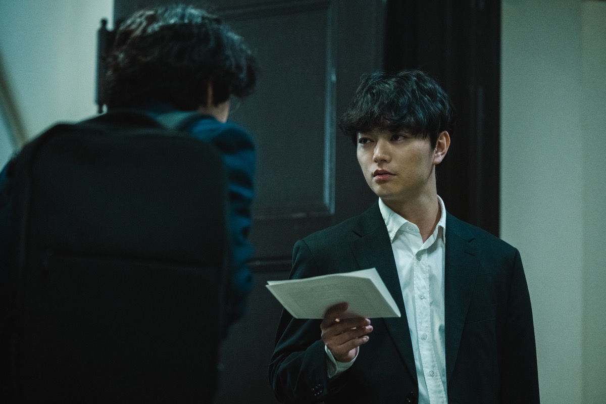 染谷将太さん演じる野方暑の刑事・等々力は、捜査一課が来たことで取り調べ担当を交代に