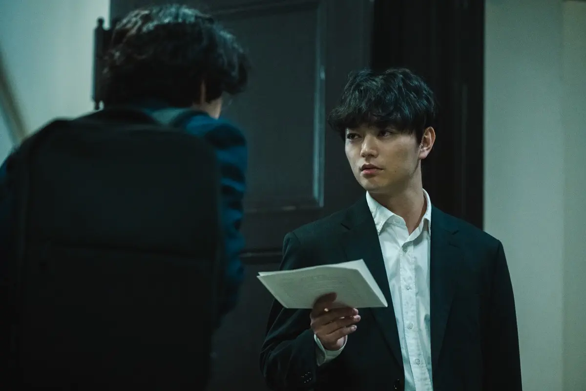 染谷将太さん演じる野方暑の刑事・等々力は、捜査一課が来たことで取り調べ担当を交代に