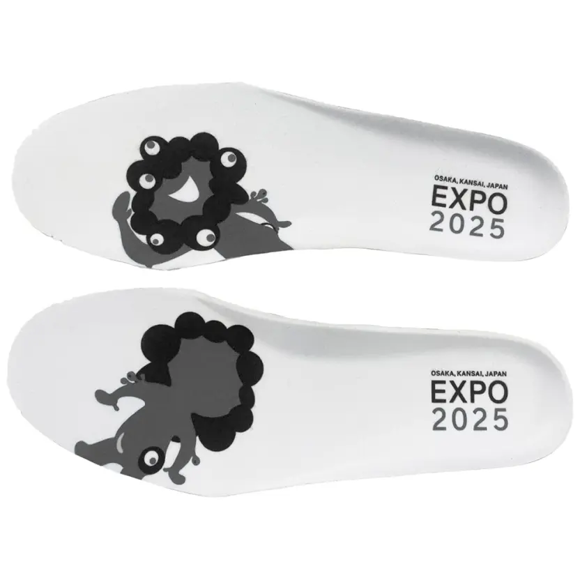 怖すぎて話題になったミャクミャクスニーカーに新色登場 限定2025足の