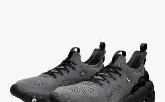 怖すぎて話題になったミャクミャクスニーカーに新色登場　限定2025足の販売