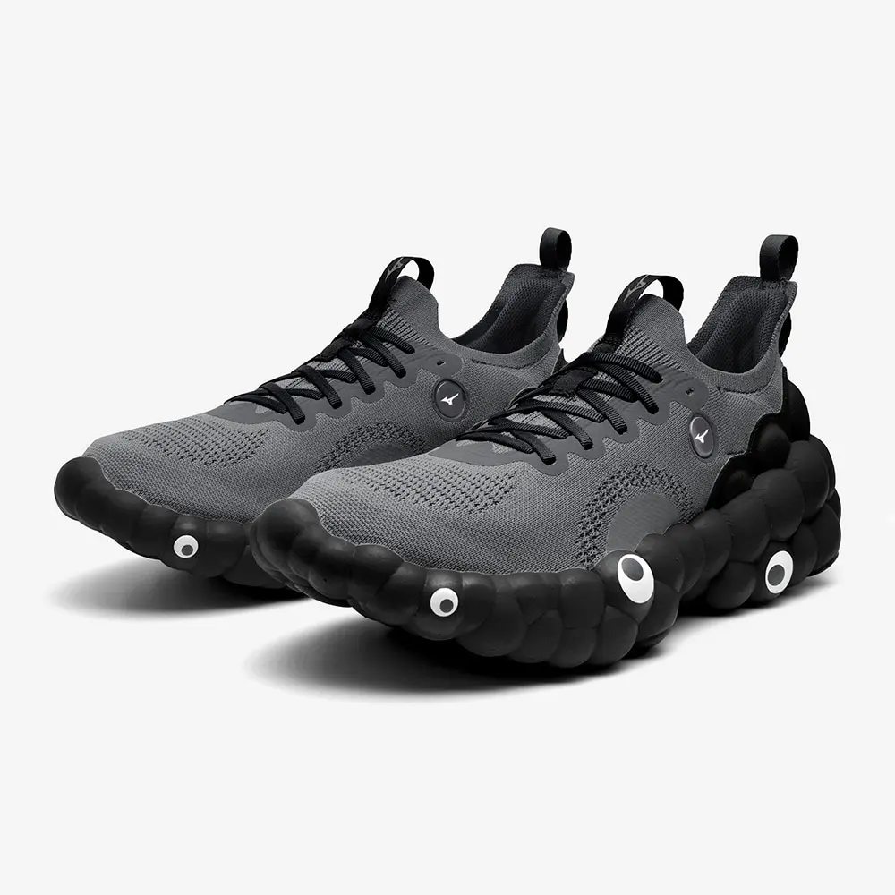 怖すぎて話題になったミャクミャクスニーカーに新色登場　限定2025足の販売