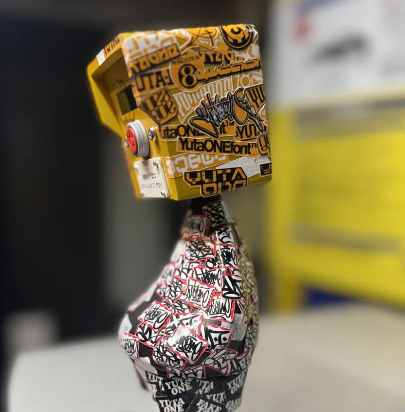 ステッカーだらけの押しボタン箱フィギュアが爆ポップ！ ゆうたONE