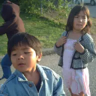 幼少期のsheidAさん（右）と弟（左）／本人提供