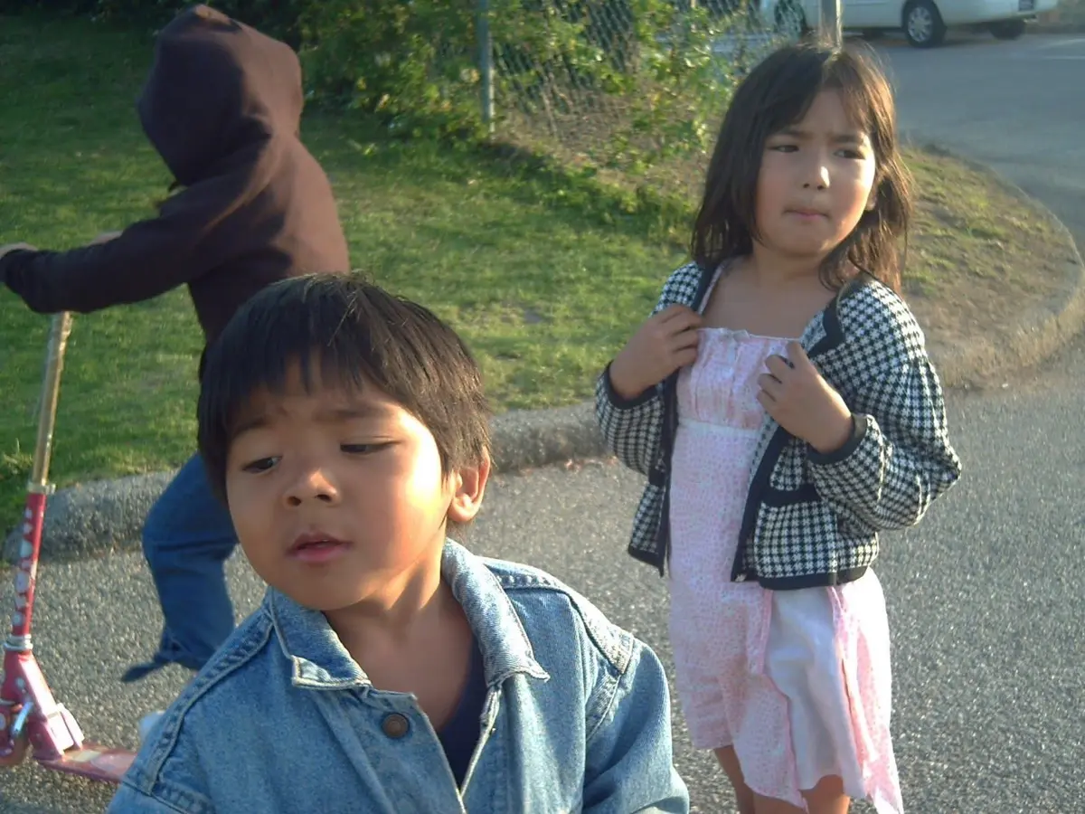 幼少期のsheidAさん（右）と弟（左）／本人提供