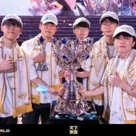 優勝トロフィーを囲むT1のメンバー