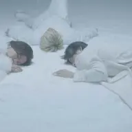 オールホワイトの衣装に身を包むNumber_i