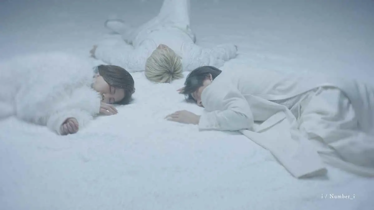 オールホワイトの衣装に身を包むNumber_i