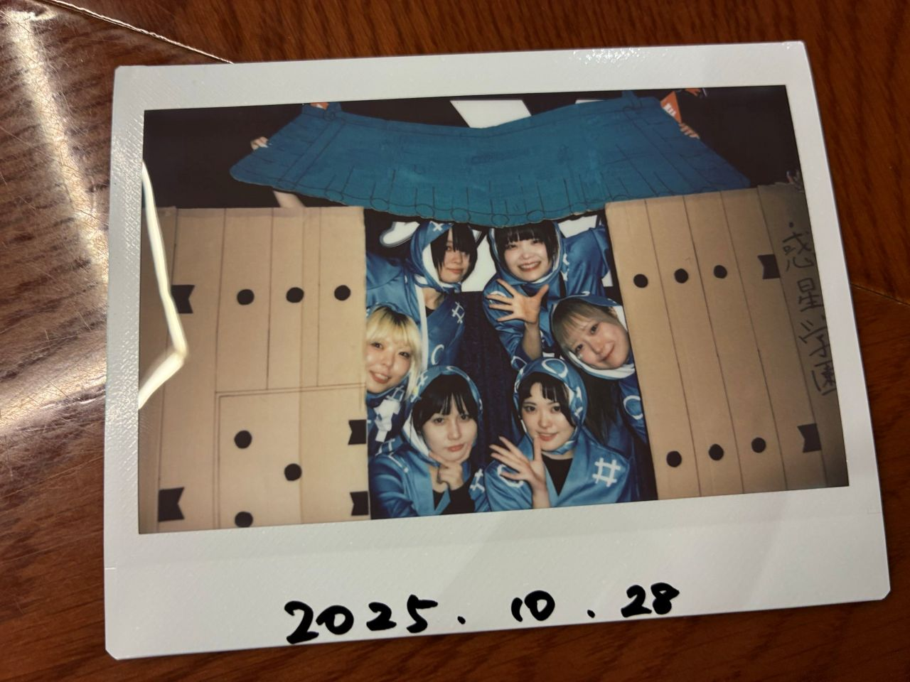 ハロウィンに『忍たま乱太郎』のコスプレをすると聞いたので、段ボールで忍術学園の門を作ってライブハウスに持って行った