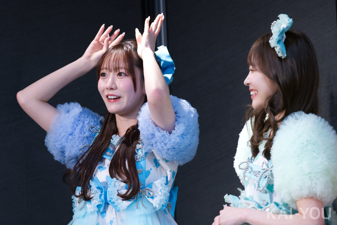 左：真中まな　右：櫻井優衣