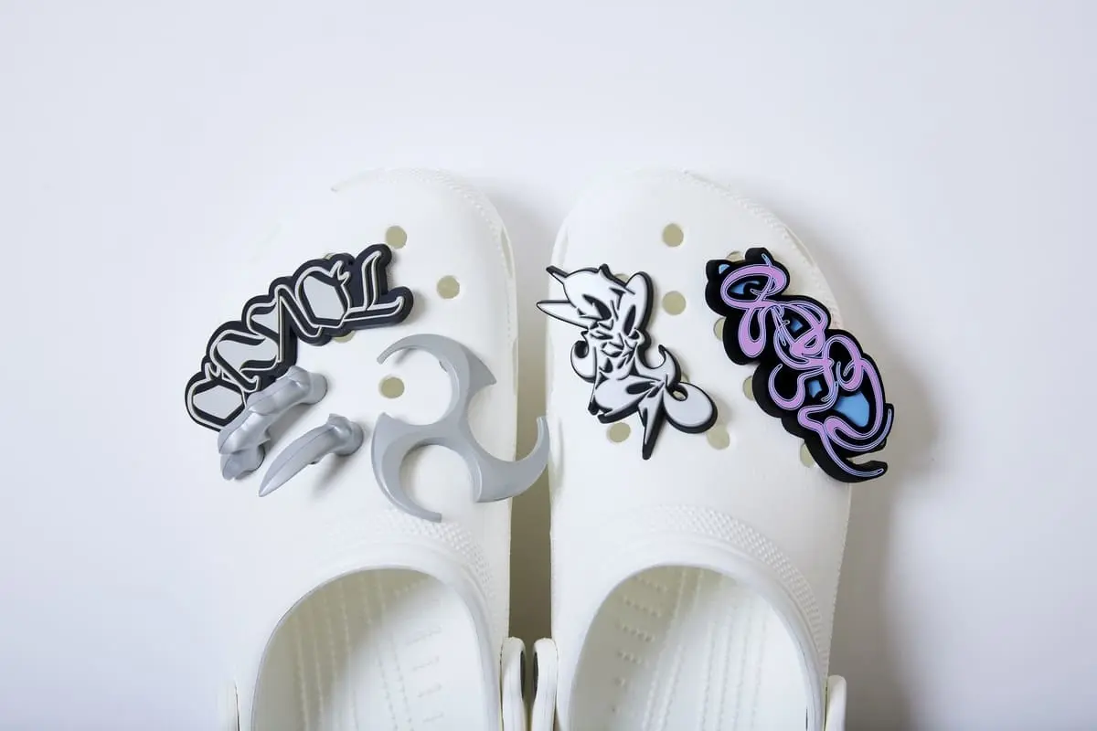 GUCCIMAZE×クロックス、90年代風グラフィティな「シビッツチャーム」