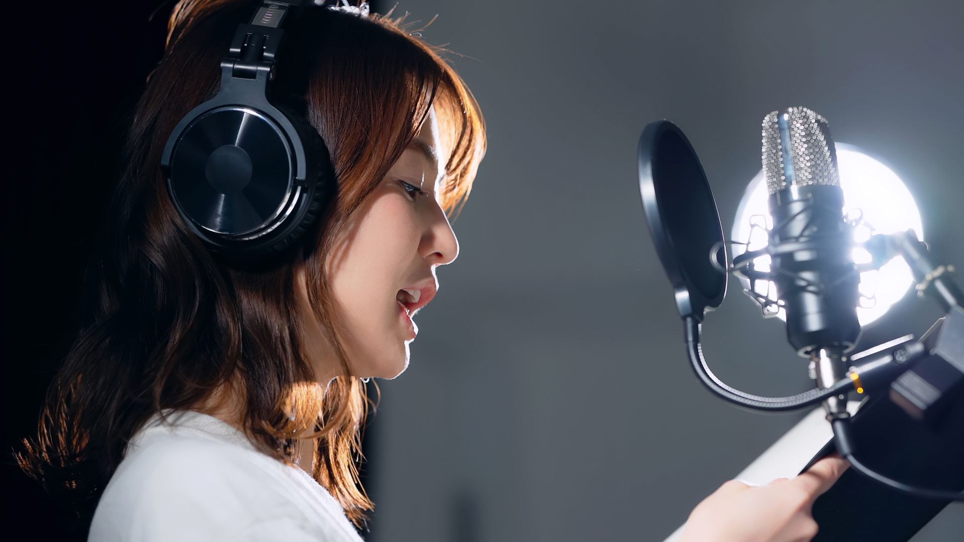 声優とAIの付き合い方に新たな展開か（画像はイメージ）