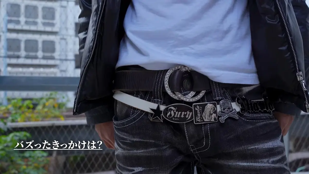 タイトなデニムに派手なベルトのギャル男の着こなし